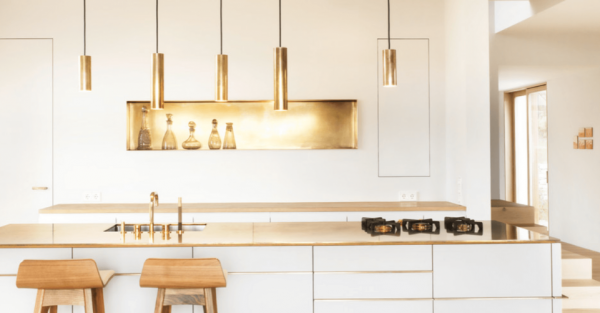 Dapur mewah dan elegan dengan aksen emas